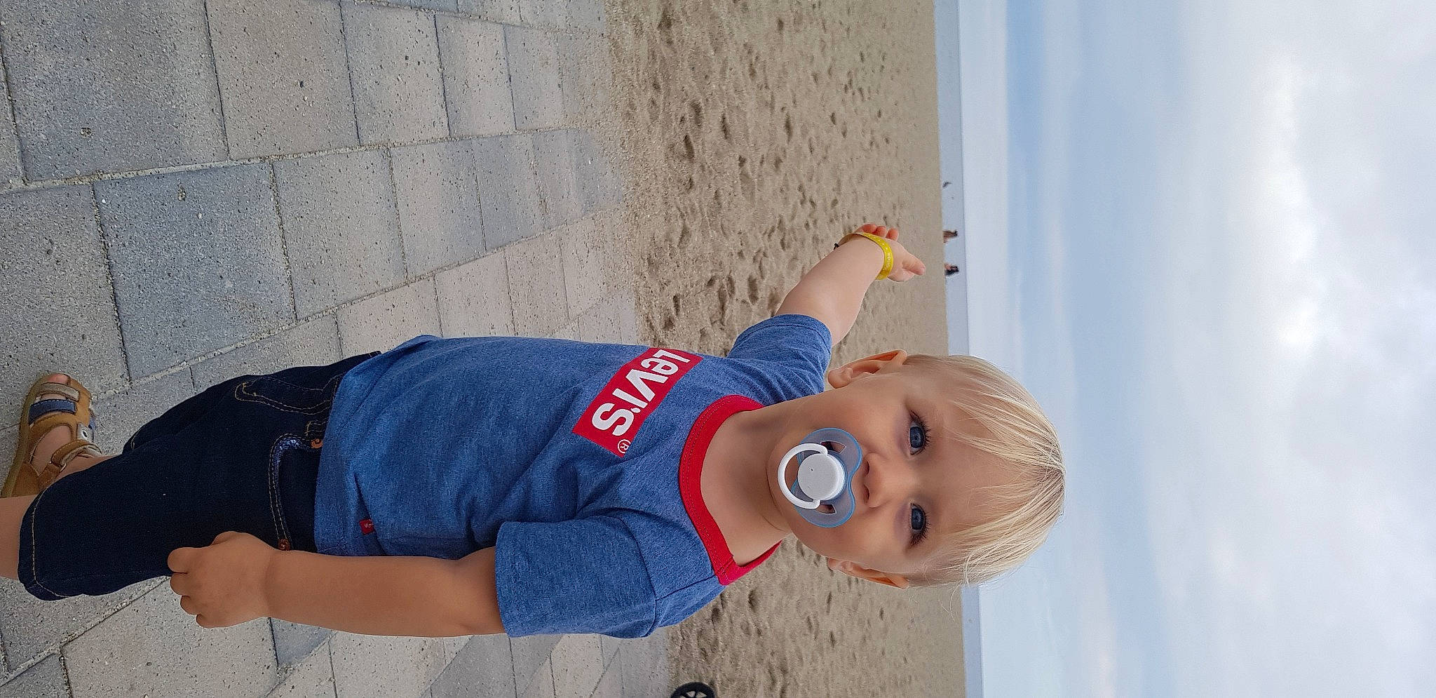 Guiliann participe au concours pour gagner de l'argent avec cette photo : arm, child, elbow, person, vacation