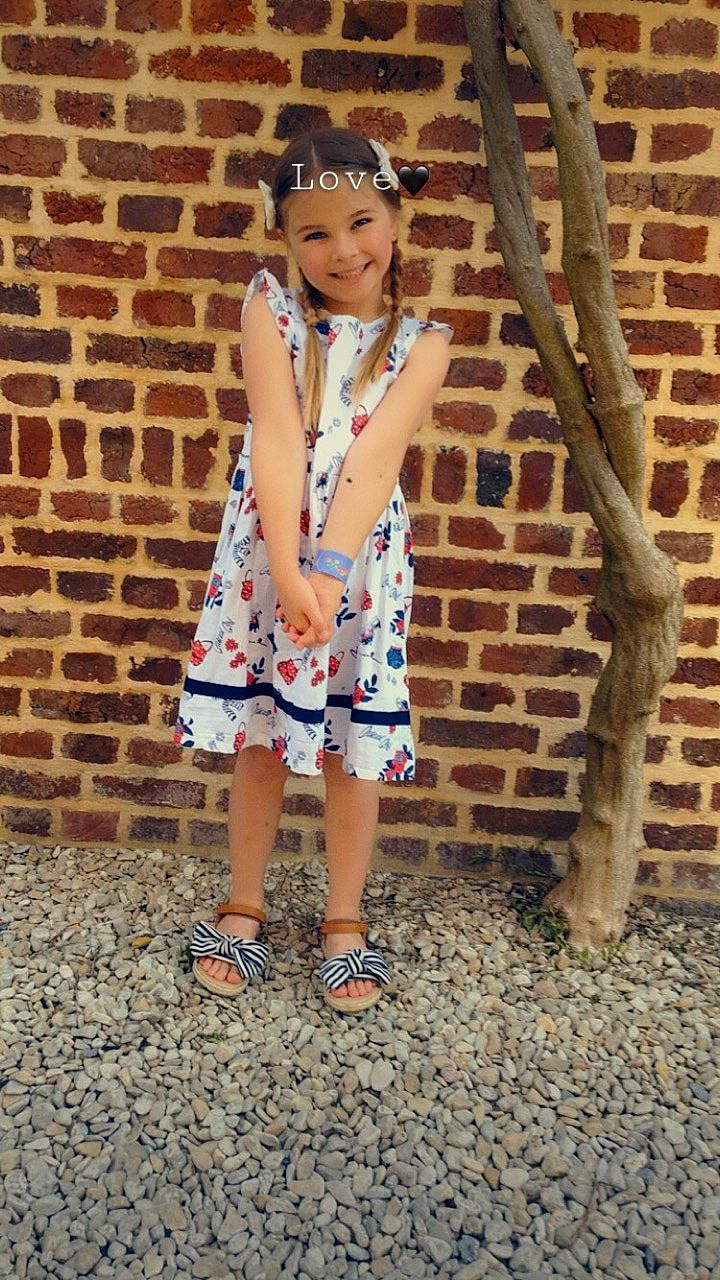 Lilou participe au concours pour gagner de l'argent avec cette photo : child, child_model, clothing, dress, fawn, footwear, headwear, joy, pattern, person, photography, shoe, snapshot