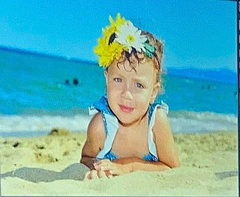 Nélya a rejoint le concours — aidez-le/la à gagner de superbes lots ! aqua, art, baby, beach, fashion_accessory, flower, fun, hair_accessory, happy, leisure, ocean, people_in_nature, people_on_beach, person, picture_frame, sand, sky, smile, toddler, travel