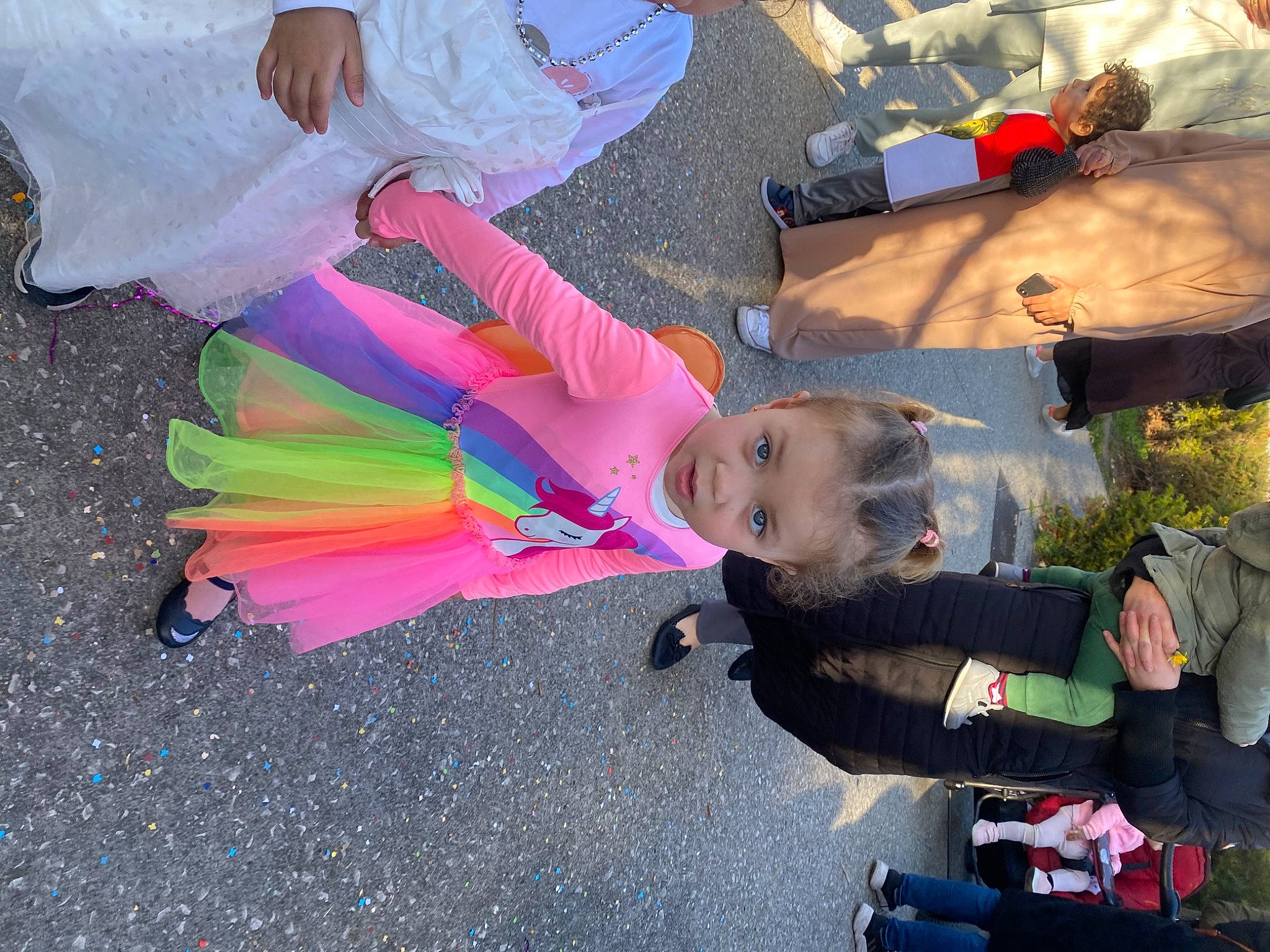 Nélya a rejoint le concours — aidez-le/la à gagner de superbes lots ! asphalt, child, event, festival, fun, leisure, magenta, party_supply, person, pink, public_event, recreation, sneakers, toddler