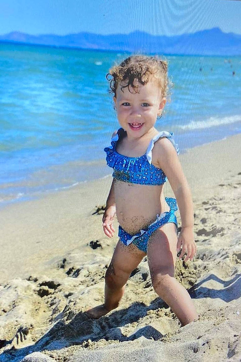 Nélya a rejoint le concours — aidez-le/la à gagner de superbes lots ! aqua, azure, beach, blond, child, electric_blue, fun, happy, joy, leisure, people_on_beach, person, sand, shore, sky, smile, swimwear, thigh, toddler, undergarment