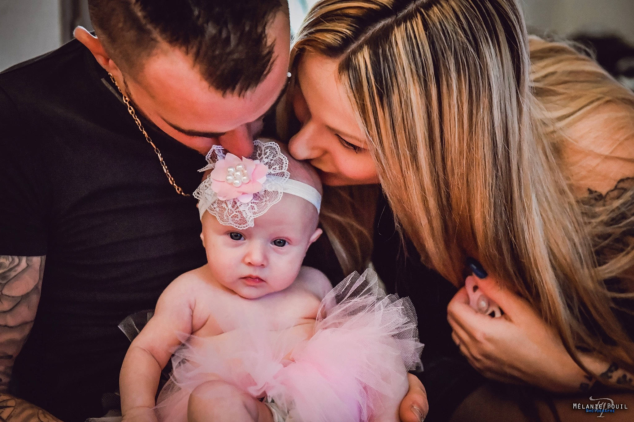 Lylia participe au concours pour gagner de l'argent avec cette photo : black, ear, eyelash, facial_expression, fashion, flash_photography, gesture, hair, hairstyle, happy, headgear, headwear, human, interaction, mammal, organ, people, person, photograph, pink