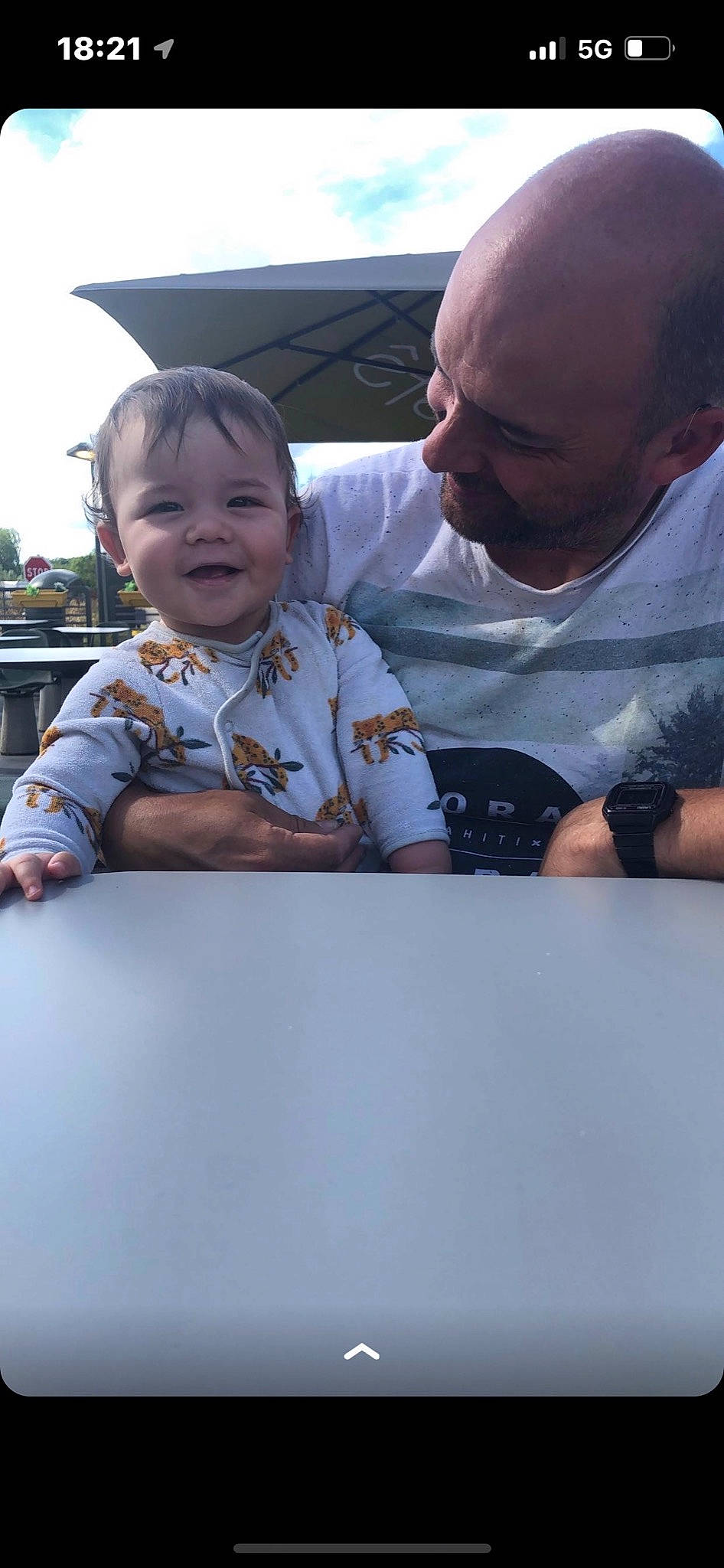 Yuri participe au concours pour gagner de l'argent avec cette photo : baby, child, event, fun, gesture, grass, happy, laugh, leisure, luxury_vehicle, person, recreation, sitting, sky, smile, t_shirt, toddler, tree, vacation