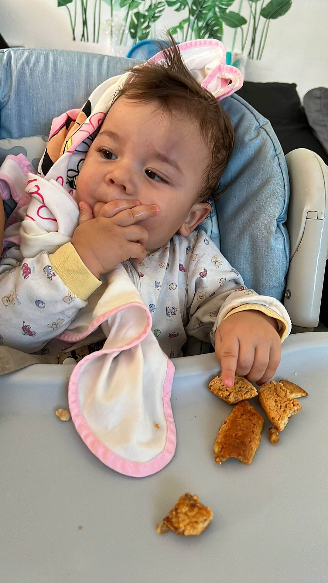 Yuri participe au concours pour gagner de l'argent avec cette photo : baby, baby_products, baby_toddler_clothing, child, comfort, comfort_food, cuisine, event, fashion_accessory, finger_food, food, happy, head, ingredient, linens, nut, person, sitting, sweetness, tableware