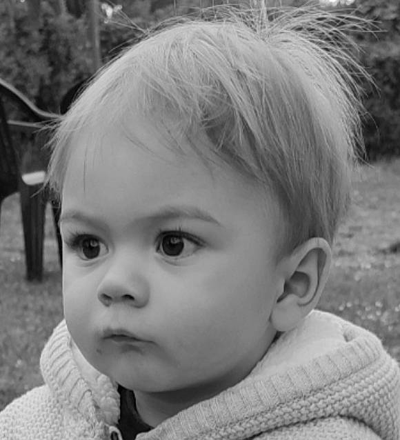 Ylann participe au concours pour gagner de l'argent avec cette photo : black_and_white, cheek, chin, cool, eye, eyebrow, eyelash, face, forehead, hair, hairstyle, happy, iris, lip, nose, organ, person, skin, style, toddler