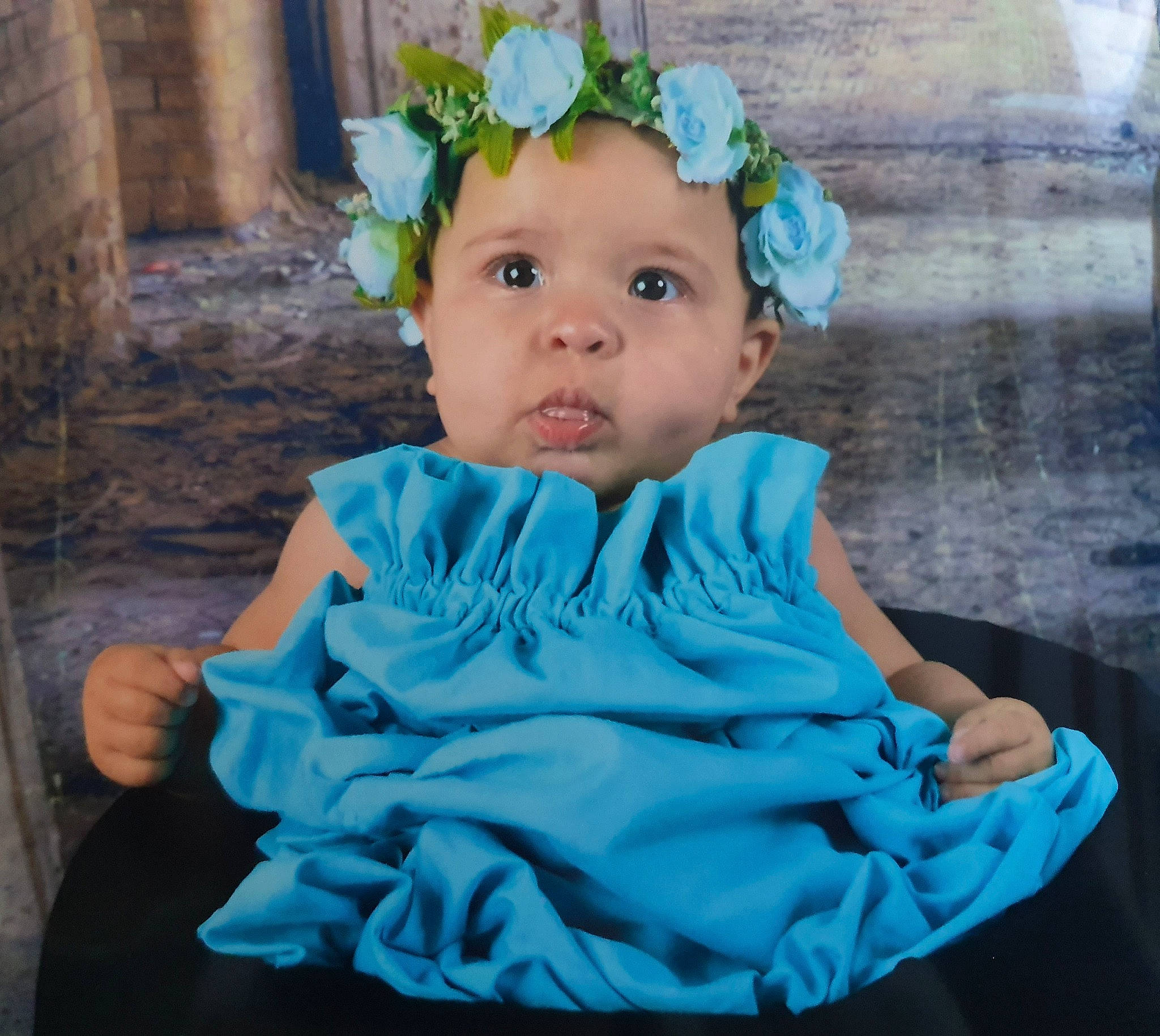 Catalyna participe au concours pour gagner de l'argent avec cette photo : baby, baby_products, baby_toddler_clothing, chair, costume_hat, dress, electric_blue, eye, face, flower, hair, happy, headgear, headpiece, headwear, human_body, iris, person, petal, plant