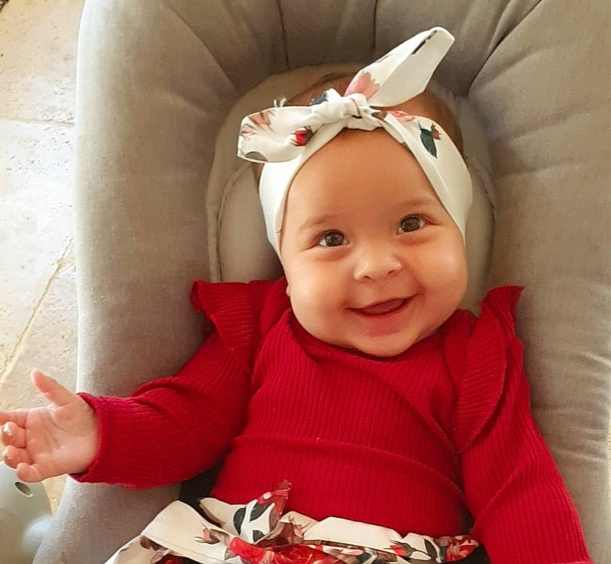 Catalyna a rejoint le concours — aidez-le/la à gagner de superbes lots ! baby, baby_products, baby_toddler_clothing, cap, child, comfort, costume_hat, fashion_accessory, fictional_character, fun, happy, headband, headgear, headpiece, headwear, joy, laugh, lip, person, skin