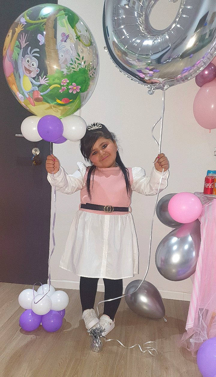 Dania participe au concours pour gagner de l'argent avec cette photo : balloon, beauty, birthday, child, decoration, event, fun, happy, joy, magenta, party, party_supply, person, photograph, pink, product, room, smile, snapshot, sweetness