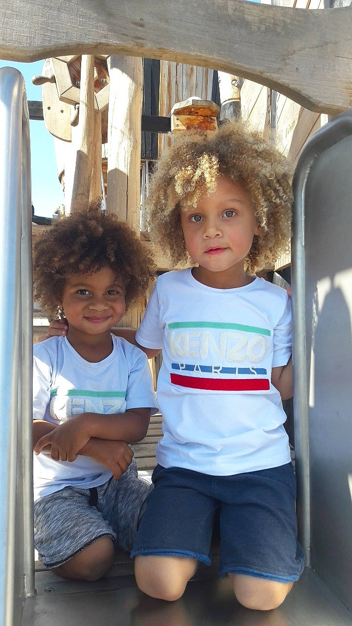 Lounès participe au concours pour gagner de l'argent avec cette photo : child, family_car, fun, joy, people, person, sibling, skin, smile, standing, t_shirt, toddler, vacation