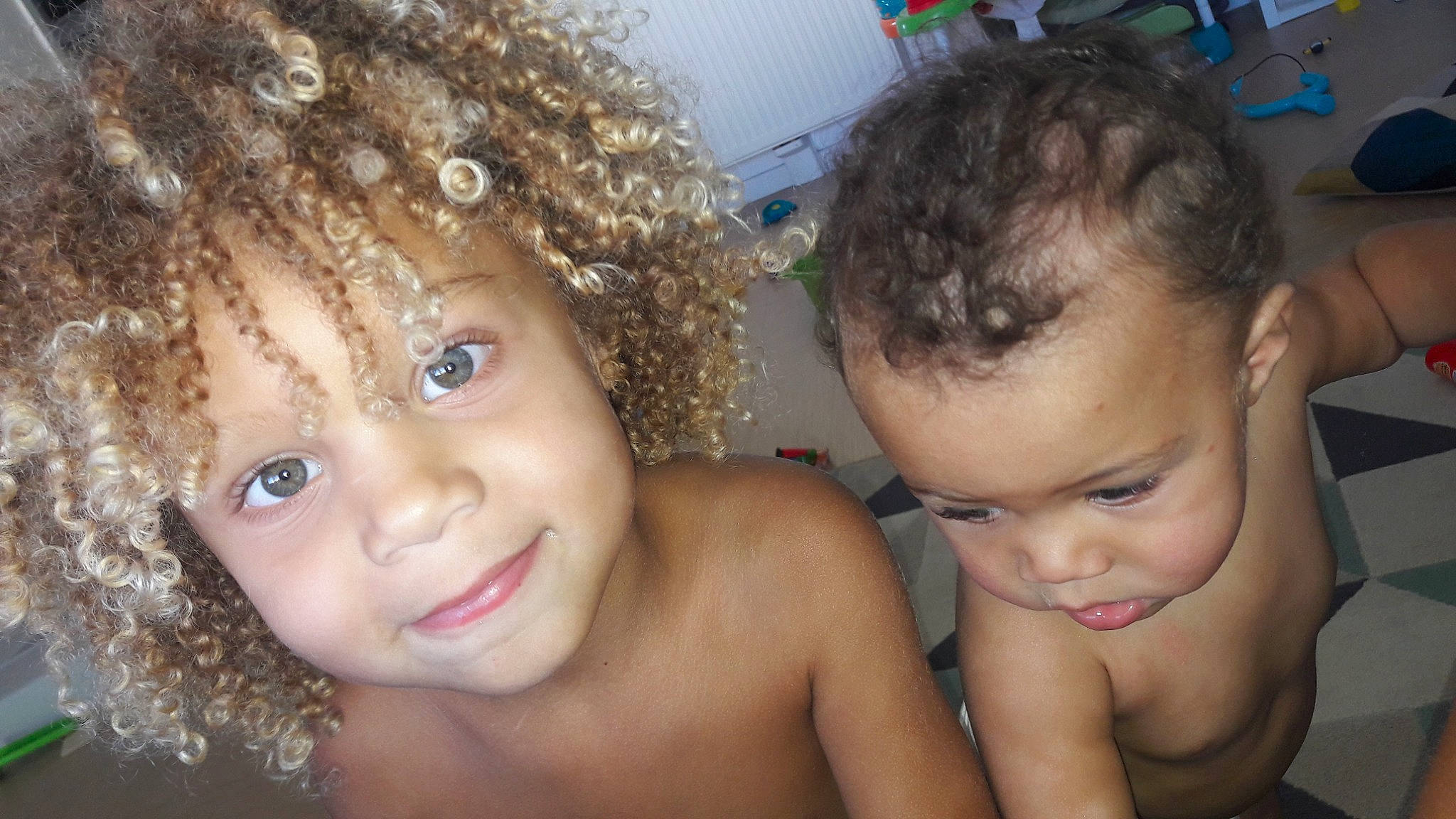 Lounès a rejoint le concours — aidez-le/la à gagner de superbes lots ! black_hair, cheek, child, face, forehead, fun, hair, hair_coloring, hairstyle, head, joy, nose, person, sibling, smile