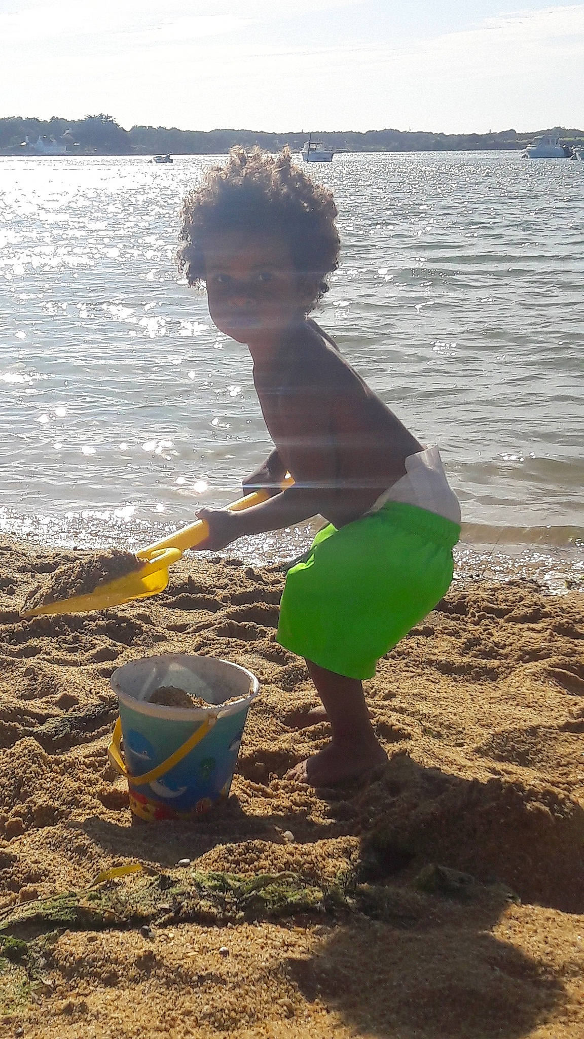 Lyes participe au concours pour gagner de l'argent avec cette photo : beach, bucket, child, coast, fun, ocean, person, play, sand, sea, shore, soil, summer, sunlight, toddler, vacation, water