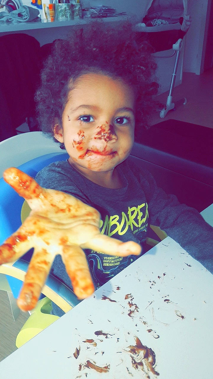 Lyes participe au concours pour gagner de l'argent avec cette photo : child, cool, ear, face, fun, head, person, play, smile, toddler, yellow