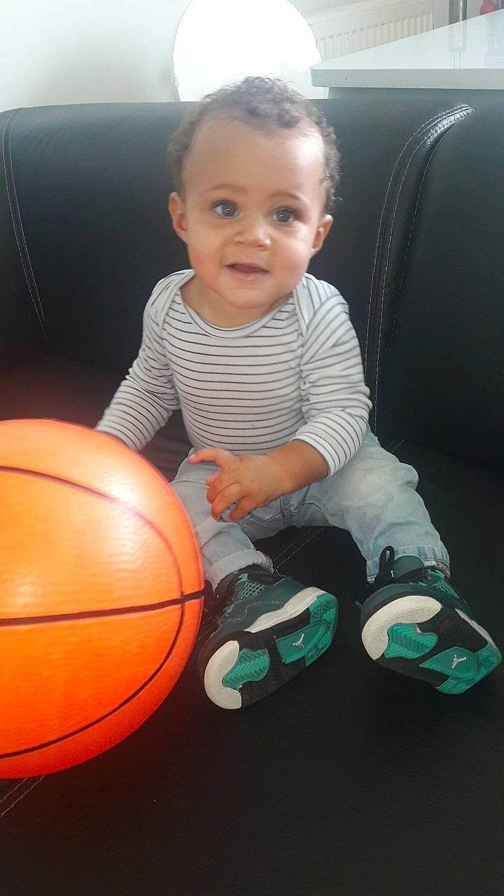 Liam participe au concours pour gagner de l'argent avec cette photo : baby, ball, child, eye, face, fun, games, head, person, play, room, sitting, skin, smile, soccer_ball, toddler