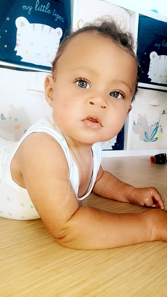 Liam participe au concours pour gagner de l'argent avec cette photo : baby, beauty, cheek, child, chin, ear, face, forehead, head, nose, person, skin, smile, toddler, tummy_time
