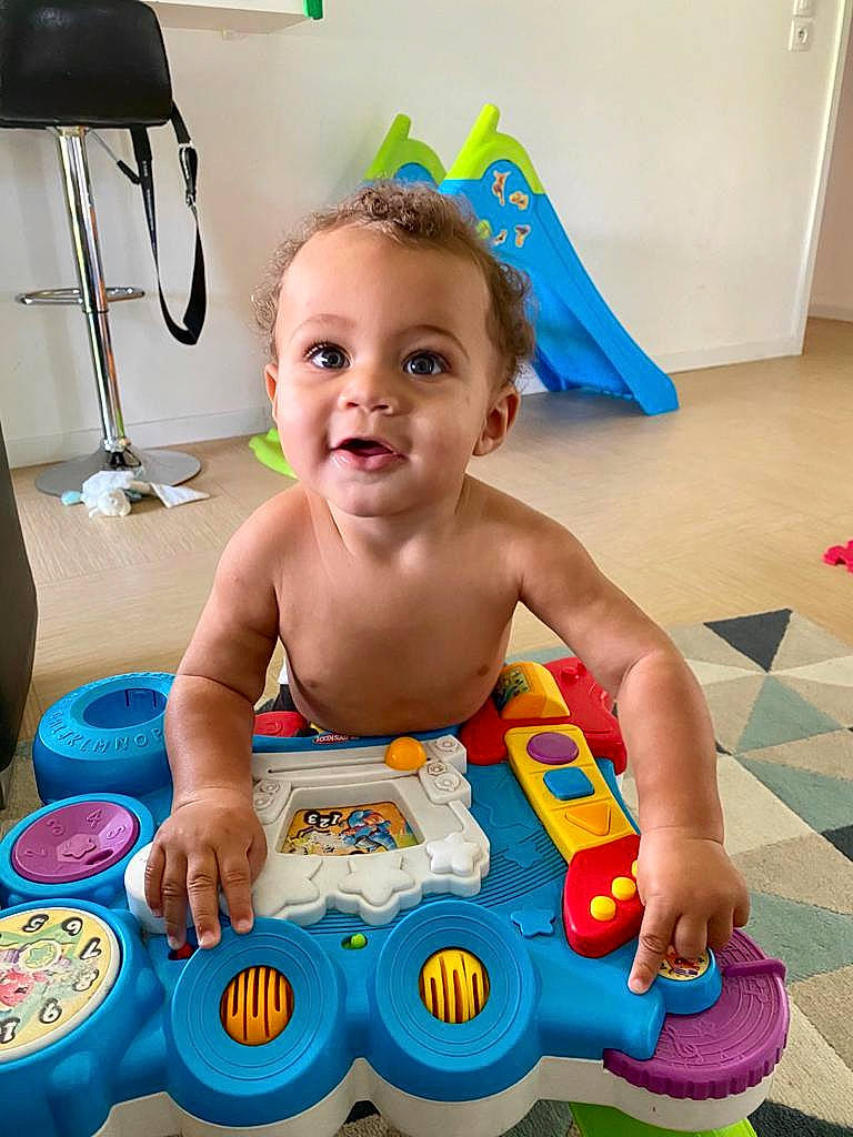 Liam participe au concours pour gagner de l'argent avec cette photo : baby, baby_bathing, baby_playing_with_toys, baby_toys, bathing, child, fun, leisure, person, play, potty_training, product, sitting, toddler, toy