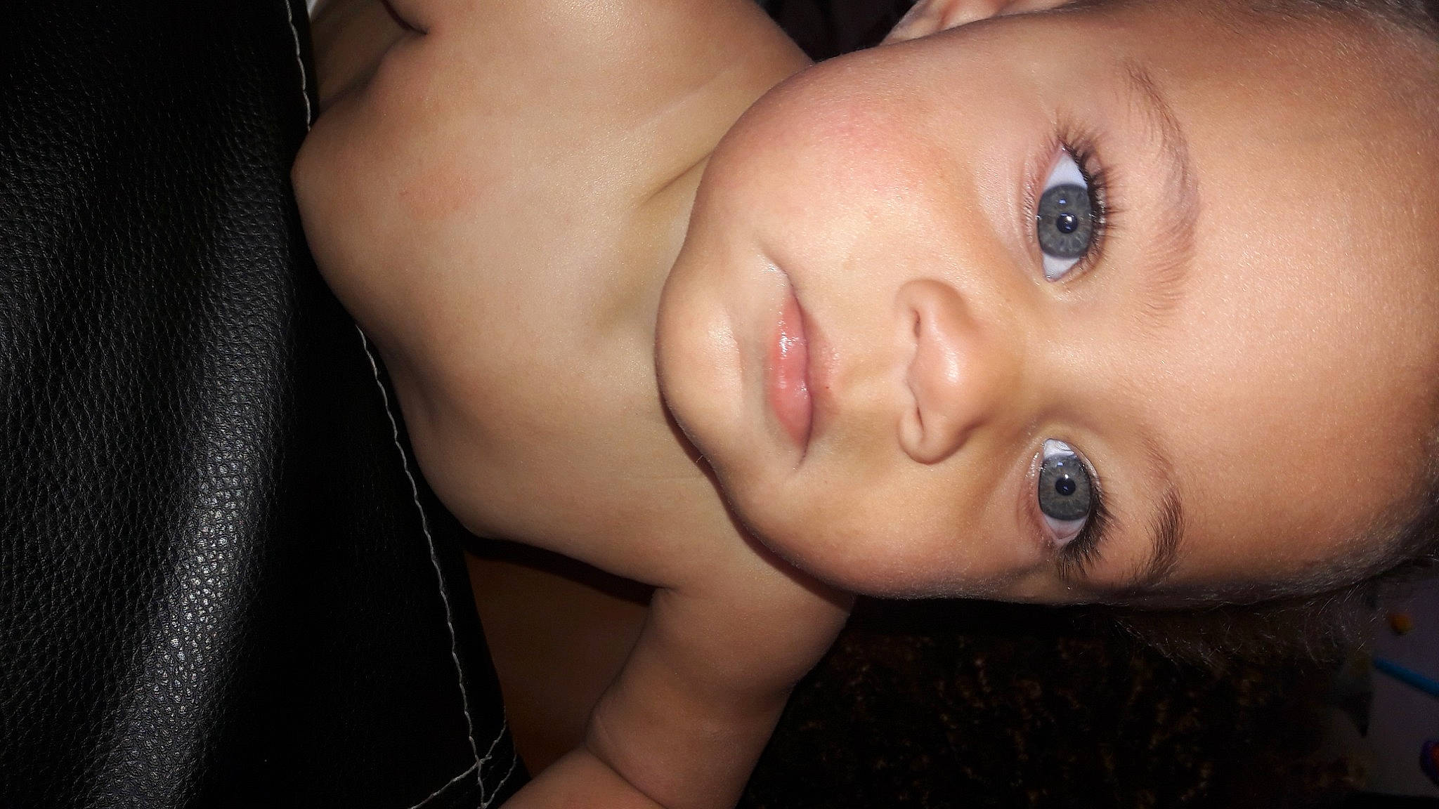 Liam participe au concours pour gagner de l'argent avec cette photo : beauty, black_hair, cheek, child, chin, close_up, eye, eyebrow, eyelash, face, forehead, hand, head, lip, mouth, muscle, neck, nose, organ, person