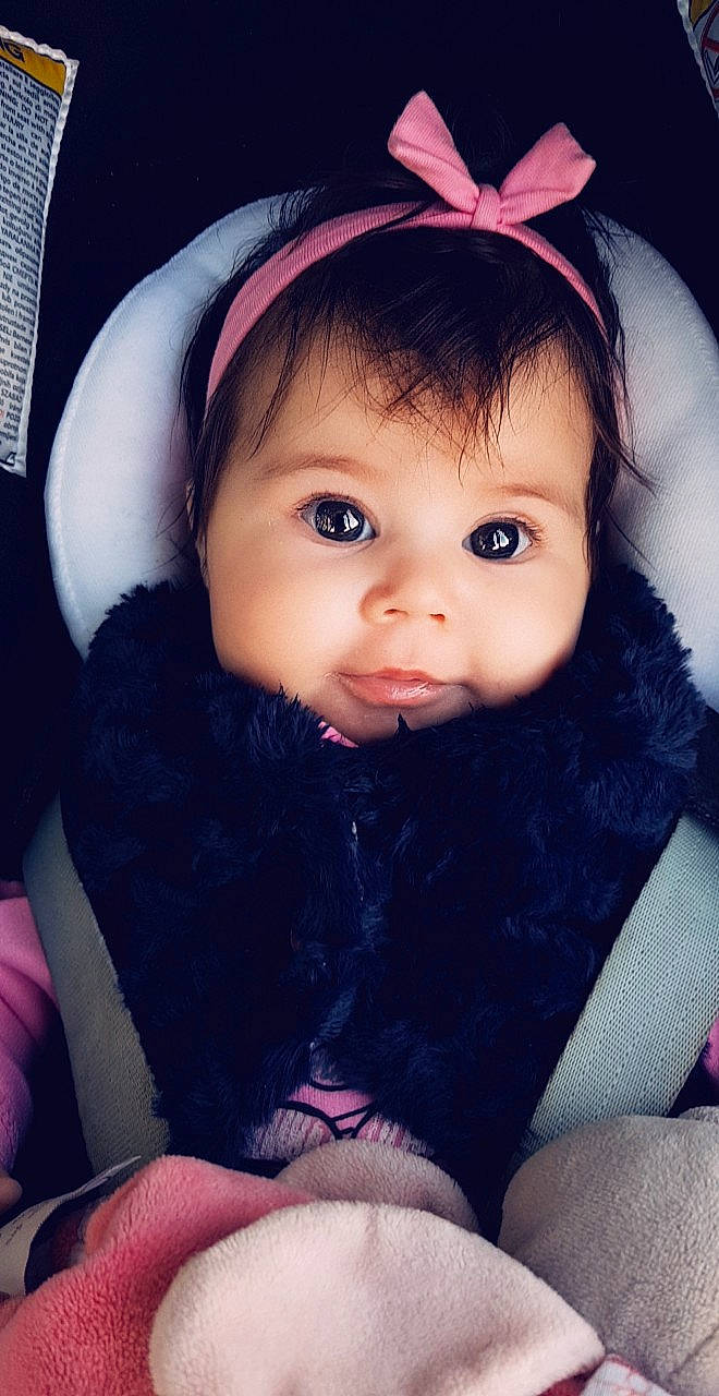 Elyna a rejoint le concours — aidez-le/la à gagner de superbes lots ! beauty, cheek, child, ear, eye, fun, girl, hair_accessory, human, infant, iris, lip, nose, organ, person, pink, portrait_photography, product, skin, smile