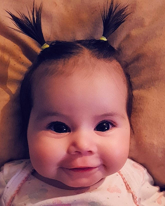 Elyna a rejoint le concours — aidez-le/la à gagner de superbes lots ! black_hair, cheek, child, chin, close_up, ear, eye, eyebrow, eyelash, face, forehead, girl, hair_accessory, head, human_hair_color, infant, lip, nose, person, skin