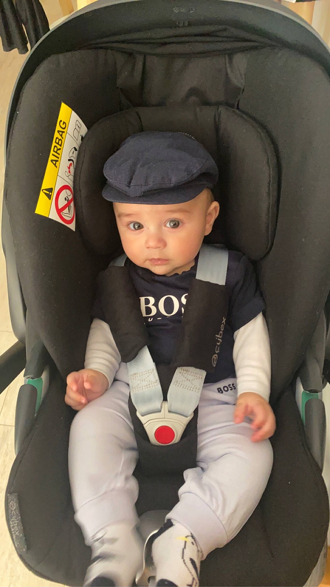 Nino a rejoint le concours — aidez-le/la à gagner de superbes lots ! auto_part, automotive_design, baby, baby_carriage, baseball_cap, cap, car, car_seat, car_seat_cover, comfort, family_car, head_restraint, headwear, luxury_vehicle, motor_vehicle, person, personal_protective_equipment, plant, seat_belt, steering_wheel