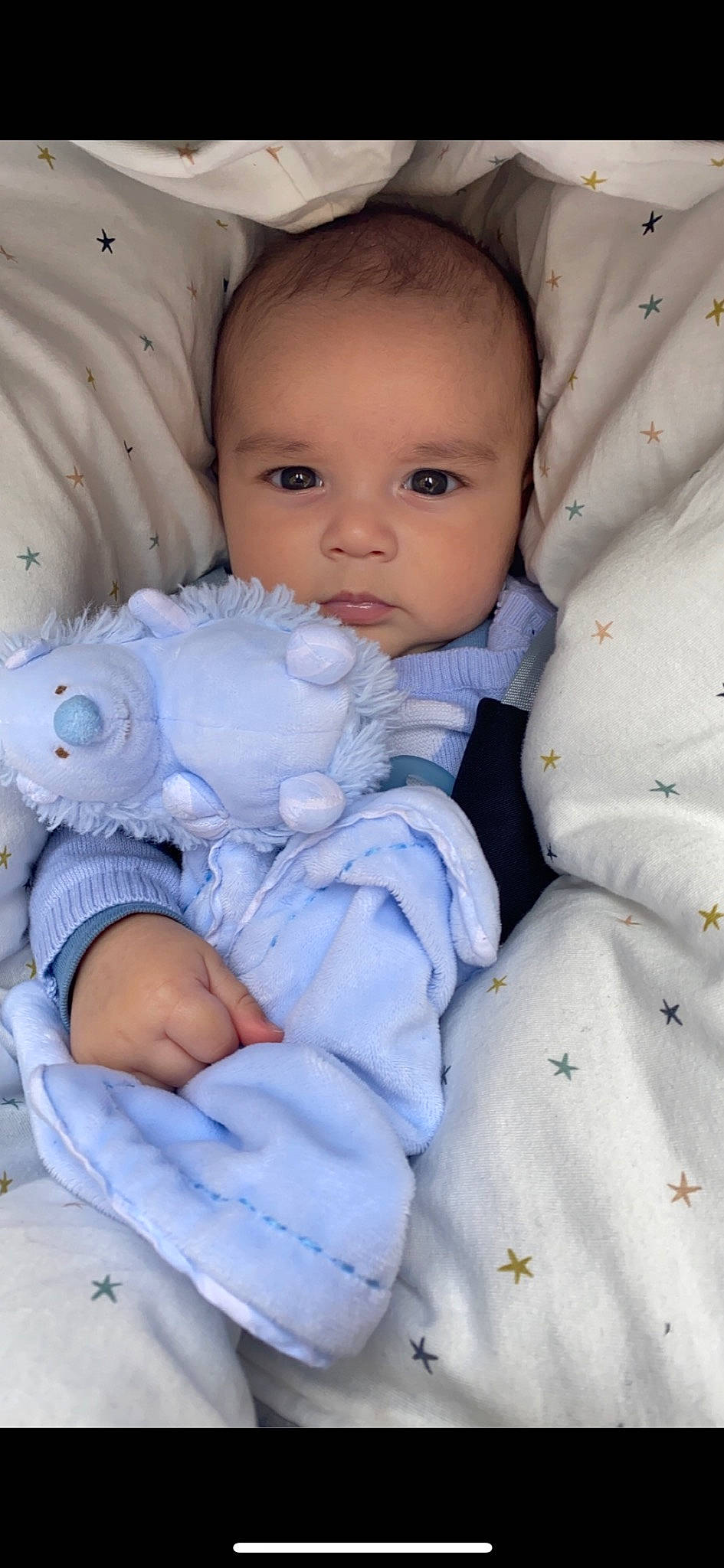 Nino participe au concours pour gagner de l'argent avec cette photo : arm, baby, baby_sleeping, baby_toddler_clothing, cheek, comfort, eye, face, finger, gesture, hand, head, human_body, iris, mouth, nose, person, skin, sleeve, thumb