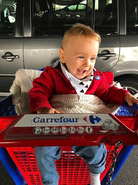 Ayden a rejoint le concours — aidez-le/la à gagner de superbes lots ! automotive_design, automotive_exterior, automotive_lighting, automotive_tire, baby, baby_toddler_clothing, bumper, car, carmine, child, family_car, luxury_vehicle, motor_vehicle, person, sitting, smile, tire, toddler, toy, vehicle