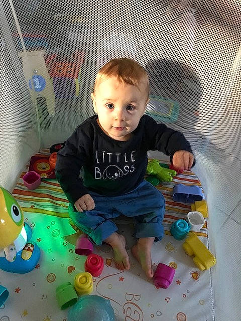 Ayden a rejoint le concours — aidez-le/la à gagner de superbes lots ! baby, baby_products, baby_toddler_clothing, baby_toys, chair, child, flooring, fun, party, pattern, person, play, product, room, sitting, t_shirt, toddler, toy