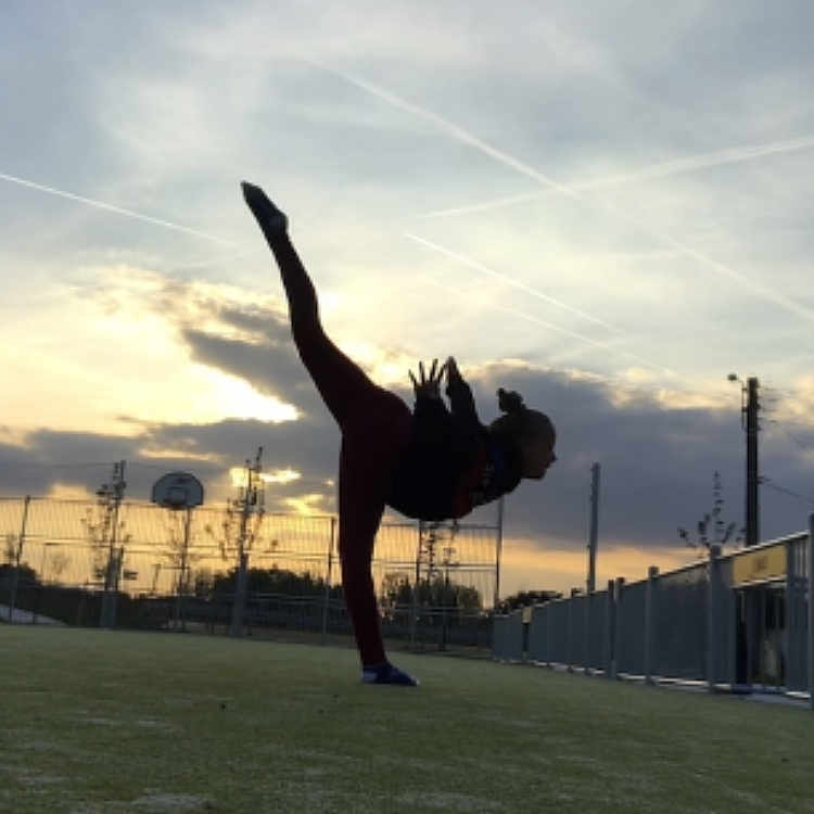 Léa participe au concours pour gagner de l'argent avec cette photo : balance, cloud, exercise, flash_photography, freestyle_walking, grass, happy, knee, leisure, people_in_nature, performing_arts, physical_fitness, plant, recreation, sky, sports, street_stunts, stunt, stunt_performer, tree