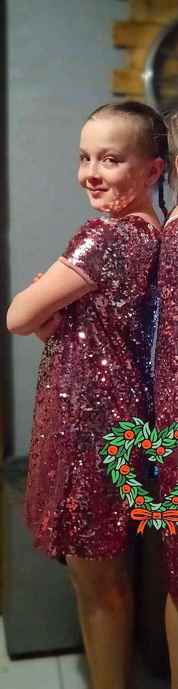 Chloé a rejoint le concours — aidez-le/la à gagner de superbes lots ! beauty, day_dress, dress, fashion_design, flower, human_leg, joy, magenta, one_piece_garment, pattern, person, petal, pink, plant, red, sleeve, sportswear, t_shirt, textile, thigh