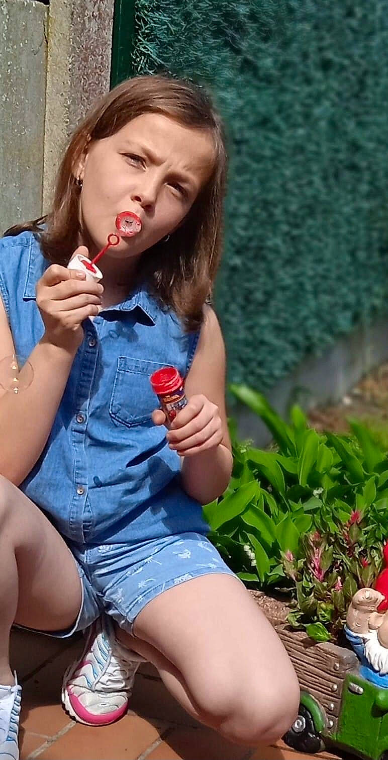 Chloé participe au concours pour gagner de l'argent avec cette photo : black_hair, blue, face, flash_photography, gesture, grass, happy, human_leg, jewellery, lip, long_hair, mouth, person, plant, shorts, shoulder, skin, summer, tableware, thigh