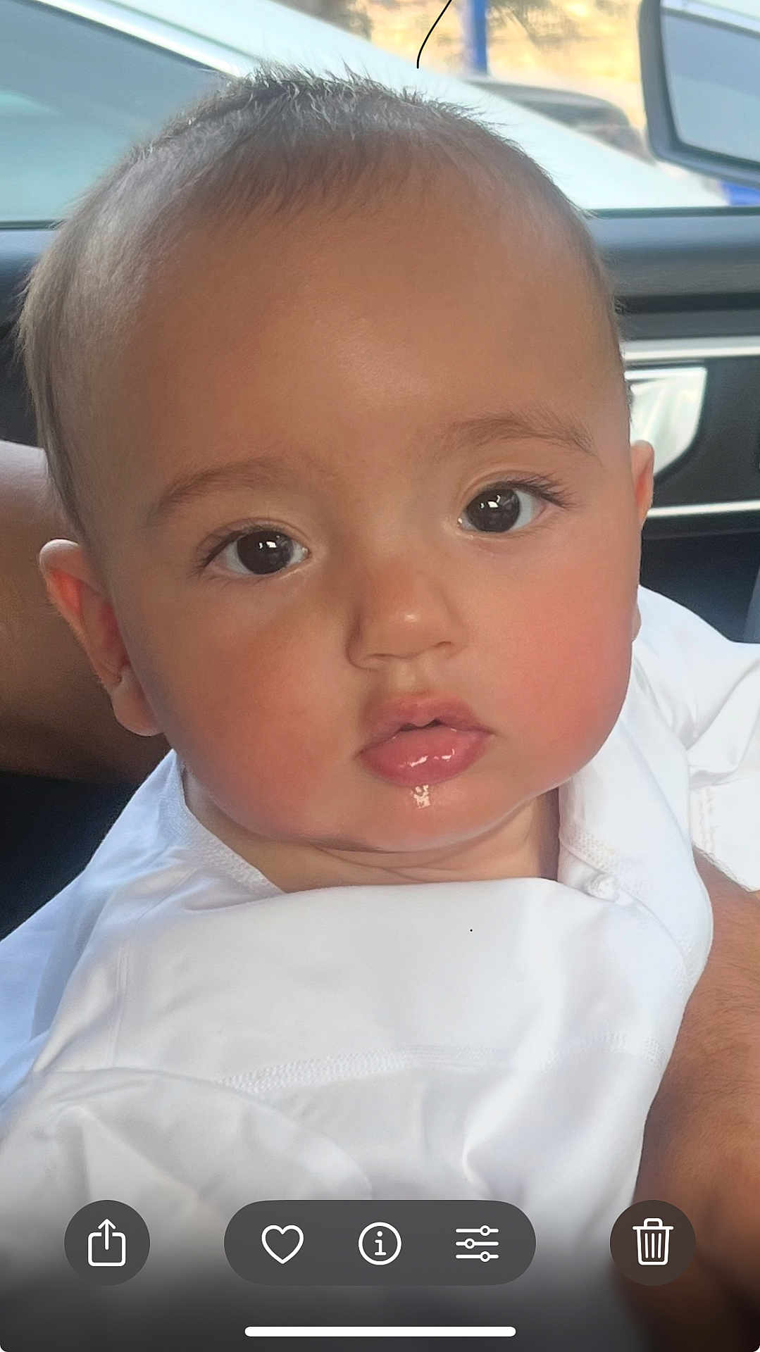 Kaïs a rejoint le concours — aidez-le/la à gagner de superbes lots ! baby, child, face, eyes, cheeks, white_clothing, drool, infant, portrait, skin, head, cute, curious, person, human, indoors, car_interior, seat, closeup, expression