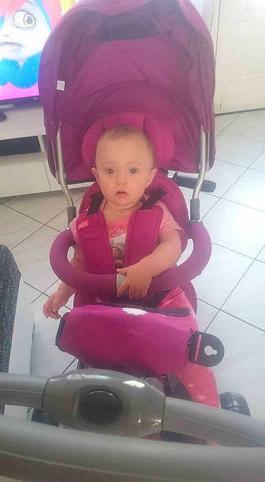 La a rejoint le concours — aidez-le/la à gagner de superbes lots ! arm, baby_products, child, day, fun, girl, infant, leg, magenta, mouth, person, pink, play, product, purple, sitting, skin, surprise, toddler