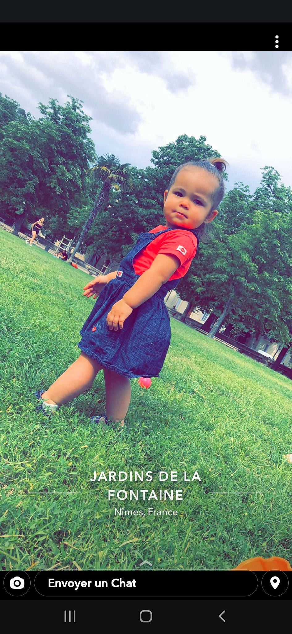 Kélya participe au concours pour gagner de l'argent avec cette photo : child, facial_expression, fun, grass, grass_family, green, happy, lawn, leaf, meadow, person, photography, plant, play, red, shoulder, smile, summer, sunlight, toddler