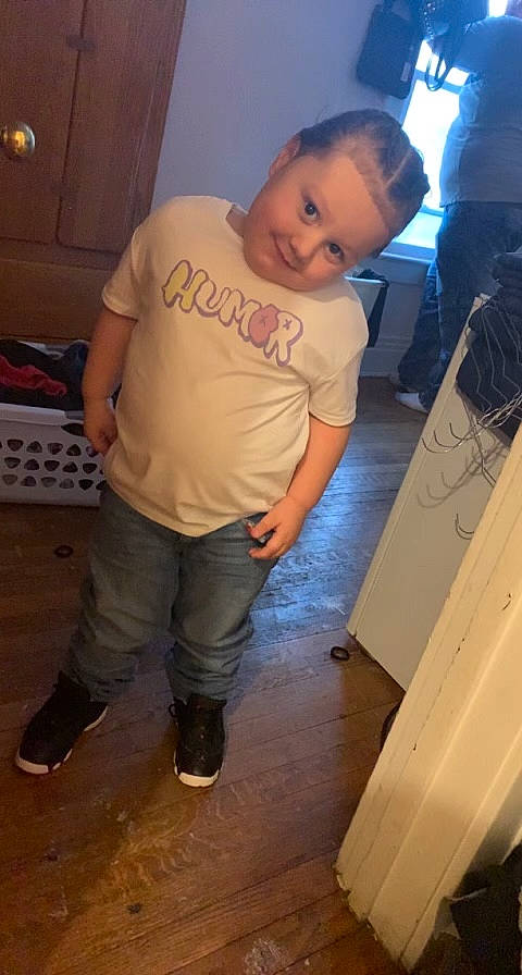 Luis is registered to the contest to win money with this photo: chest, child, elbow, face, finger, floor, flooring, fun, hardwood, head, joy, knee, person, shoulder, sleeve, smile, t_shirt, thumb, toddler, trunk