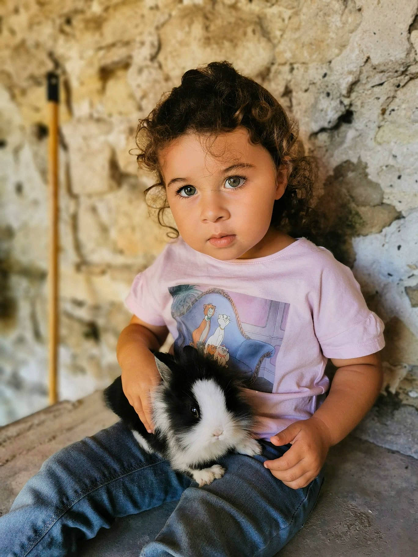 Miya participe au concours pour gagner de l'argent avec cette photo : black_hair, cat, child, companion_dog, facial_expression, fawn, felidae, flash_photography, fur, grass, hairstyle, happy, person, sitting, skin, small_to_medium_sized_cats, toddler, toy, vacation, whiskers