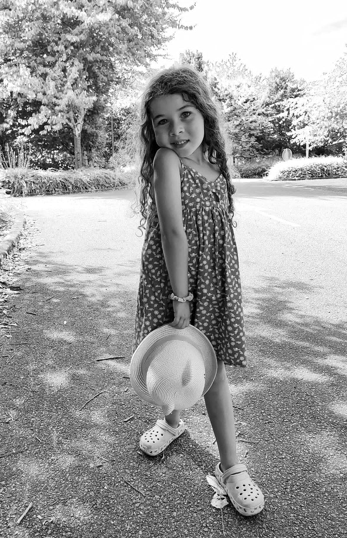 Miya a rejoint le concours — aidez-le/la à gagner de superbes lots ! black_and_white, blond, cool, flash_photography, grass, happy, human_body, human_leg, joy, knee, monochrome, monochrome_photography, pattern, people_in_nature, person, plant, shoe, sneakers, style, thigh