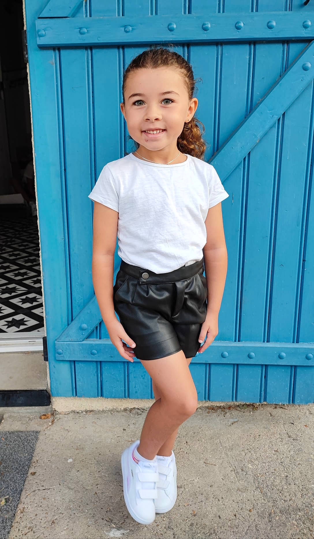 Miya participe au concours pour gagner de l'argent avec cette photo : azure, blue, denim, electric_blue, flash_photography, hairstyle, happy, human_leg, joy, knee, pattern, person, shorts, shoulder, sleeve, smile, sportswear, t_shirt, thigh, toddler