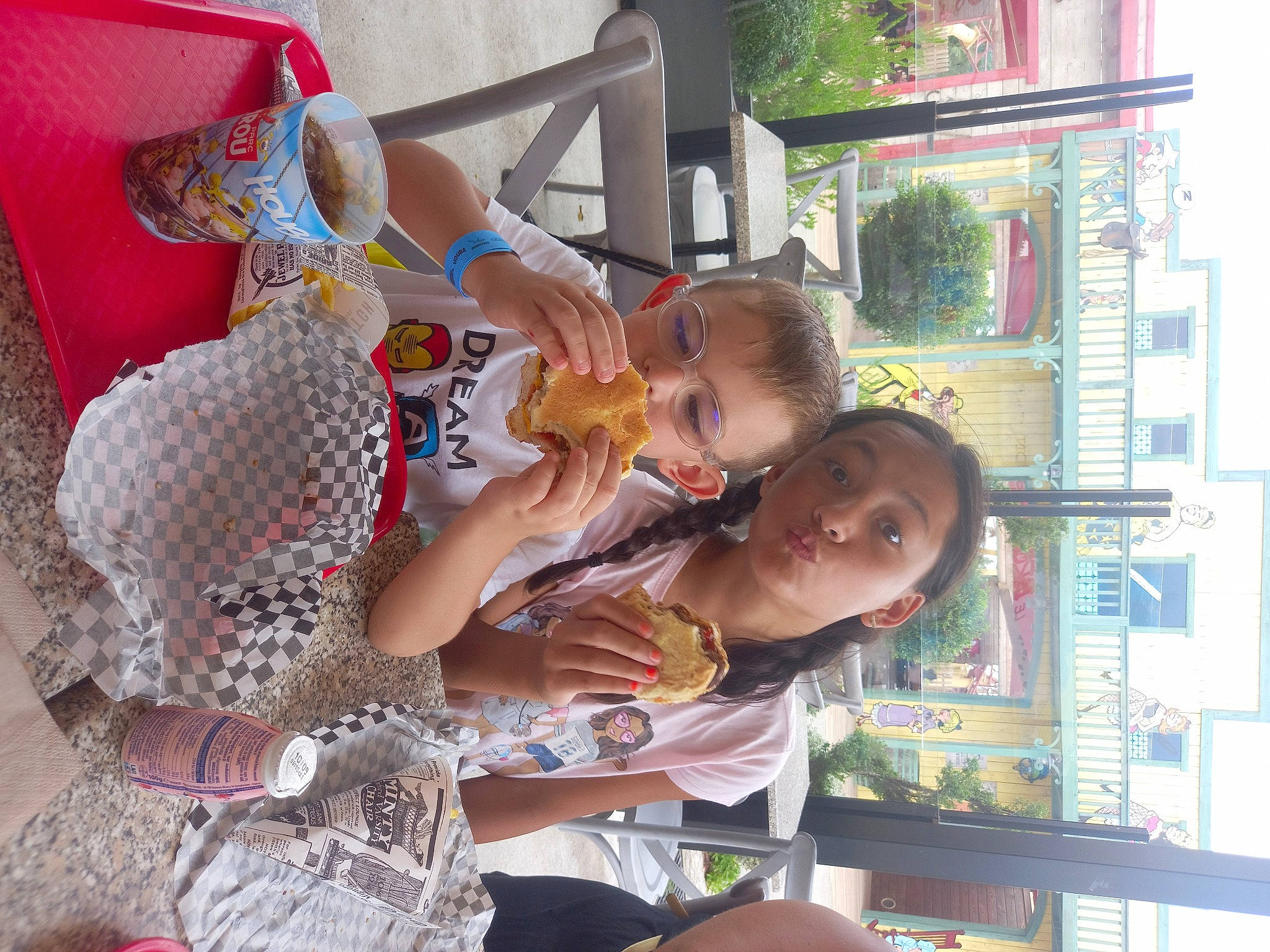 Tatiana a rejoint le concours — aidez-le/la à gagner de superbes lots ! child, event, fun, happy, leisure, pattern, person, recreation, room, stuffed_toy, toy, travel, vacation, visual_arts, world