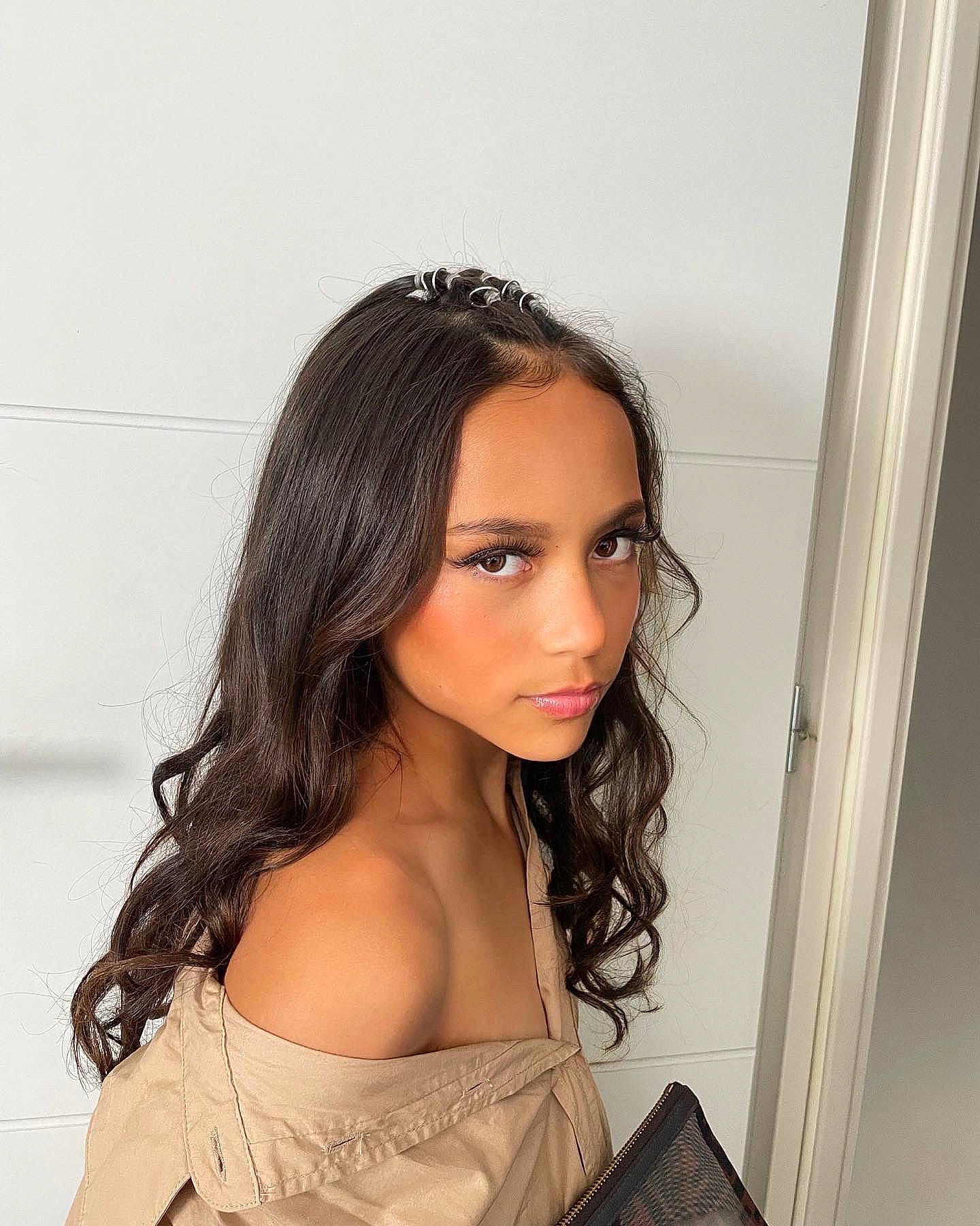 Tatiana participe au concours pour gagner de l'argent avec cette photo : black_hair, blond, brown_hair, chest, eyelash, fashion, fashion_accessory, fashion_design, fashion_model, flash_photography, happy, human_leg, jewellery, layered_hair, lip, long_hair, makeover, neck, person, thigh