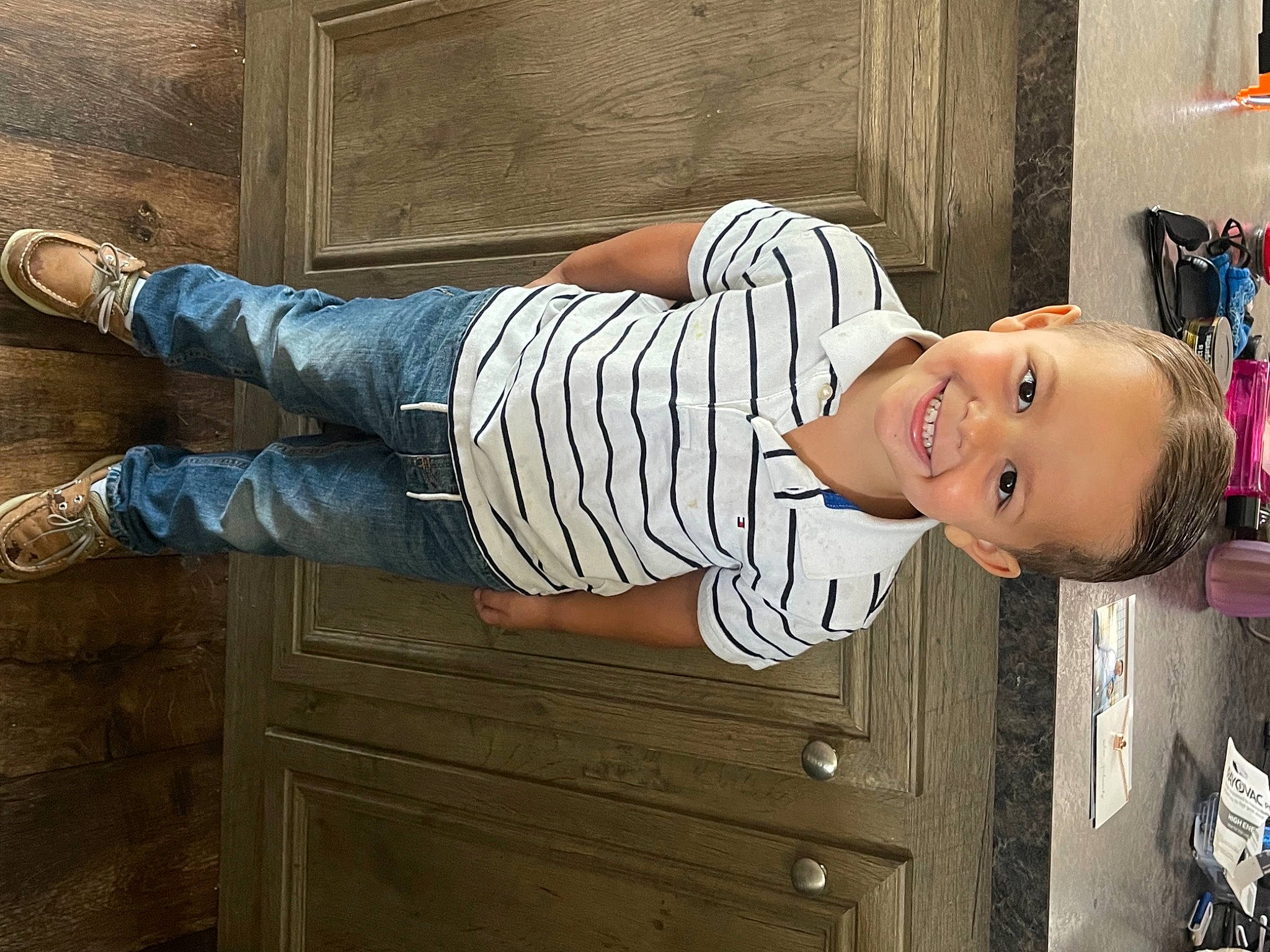 Keyten is registered to the contest to win money with this photo: cool, denim, elbow, eyewear, fashion, glasses, happy, hat, human_leg, joy, knee, leg, person, sitting, smile, street_fashion, sunglasses, t_shirt, thigh, toddler