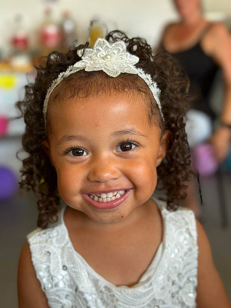 Thayna participe au concours pour gagner de l'argent avec cette photo : black_hair, child, chin, ear, eyebrow, eyelash, face, facial_expression, flash_photography, fun, hair, hairstyle, happy, headpiece, human, iris, joy, lip, person, skin