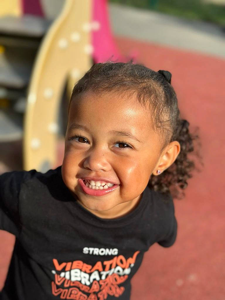 Thayna a rejoint le concours — aidez-le/la à gagner de superbes lots ! cheek, child, ear, eyebrow, eyelash, forehead, fun, hair, hairstyle, happy, iris, joy, lip, mouth, nose, person, skin, sleeve, smile, t_shirt