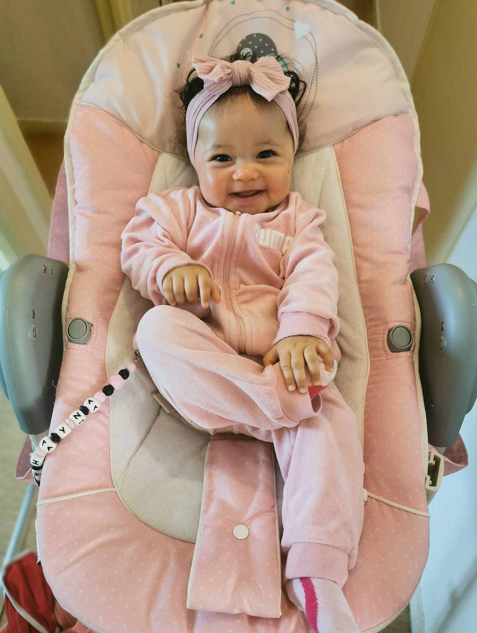 Thayna a rejoint le concours — aidez-le/la à gagner de superbes lots ! baby, baby_sleeping, baby_toddler_clothing, chair, child, comfort, event, finger, gesture, hand, head, joy, outerwear, person, pink, sitting, skin, smile, textile, thumb