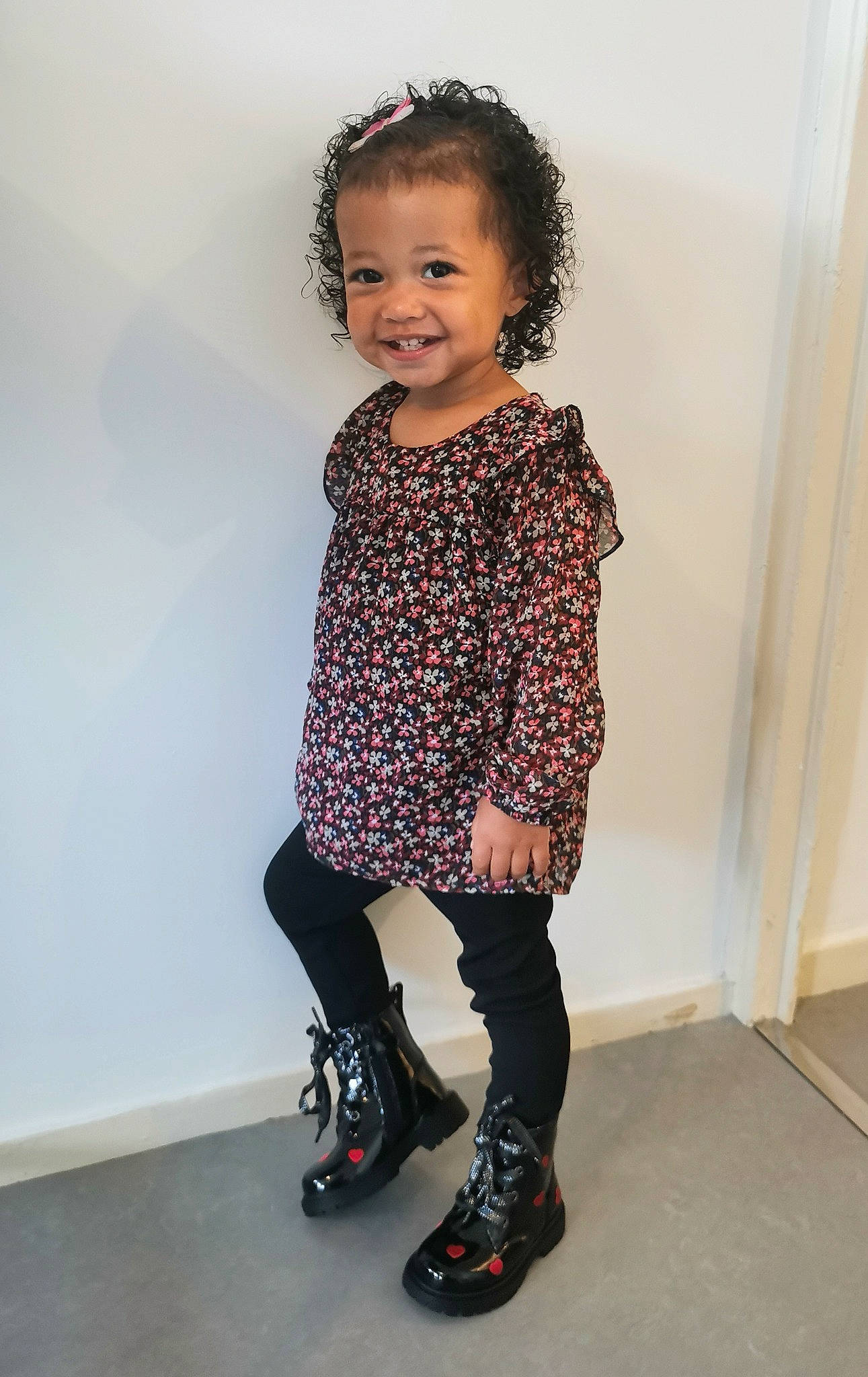 Thayna participe au concours pour gagner de l'argent avec cette photo : black, child, day_dress, face, fashion_accessory, fashion_design, human_body, human_leg, joy, knee, leg, leggings, neck, pattern, person, sandal, sleeve, smile, thigh, toddler