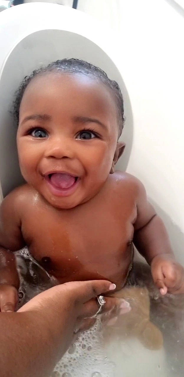 ózyon is registered to the contest to win money with this photo: baby_bathing, bathing, cheek, chest, chin, eyebrow, eyelash, face, fluid, gesture, hand, happy, jaw, lip, mouth, muscle, nose, person, skin, smile