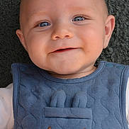 Malo participe au concours pour gagner de l'argent avec cette photo : baby, child, smiling, blue_eyes, face, infant, clothing, quilted, bunny_design, pocket, cute, lying_down, blanket, textured, portrait, young_child, apparel, happy, indoor, head