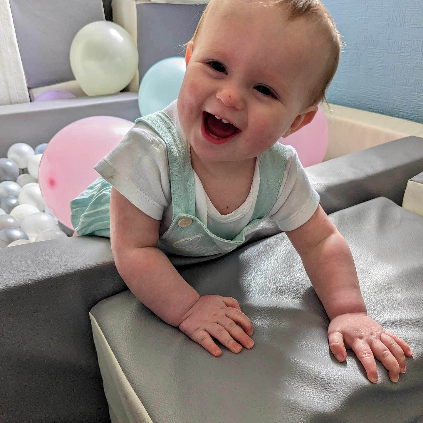 Oscar-Jai is registered to the contest to win money with this photo: baby, babylaughing, balloon, bodypart, clothing, couch, face, finger, furniture, hand, happy, head, homedecor, laughing, person, photography, portrait, sitting, smile, sphere