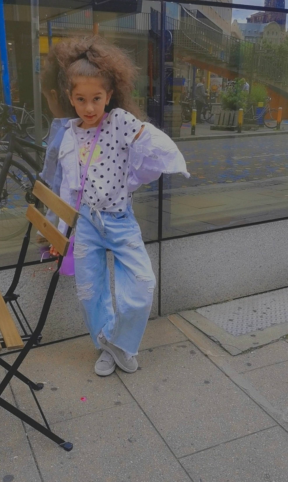 Balkis a rejoint le concours — aidez-le/la à gagner de superbes lots ! asphalt, child, city, denim, electric_blue, fun, leisure, magenta, pattern, pedestrian, person, play, recreation, road, road_surface, sidewalk, sitting, street, tire, toddler