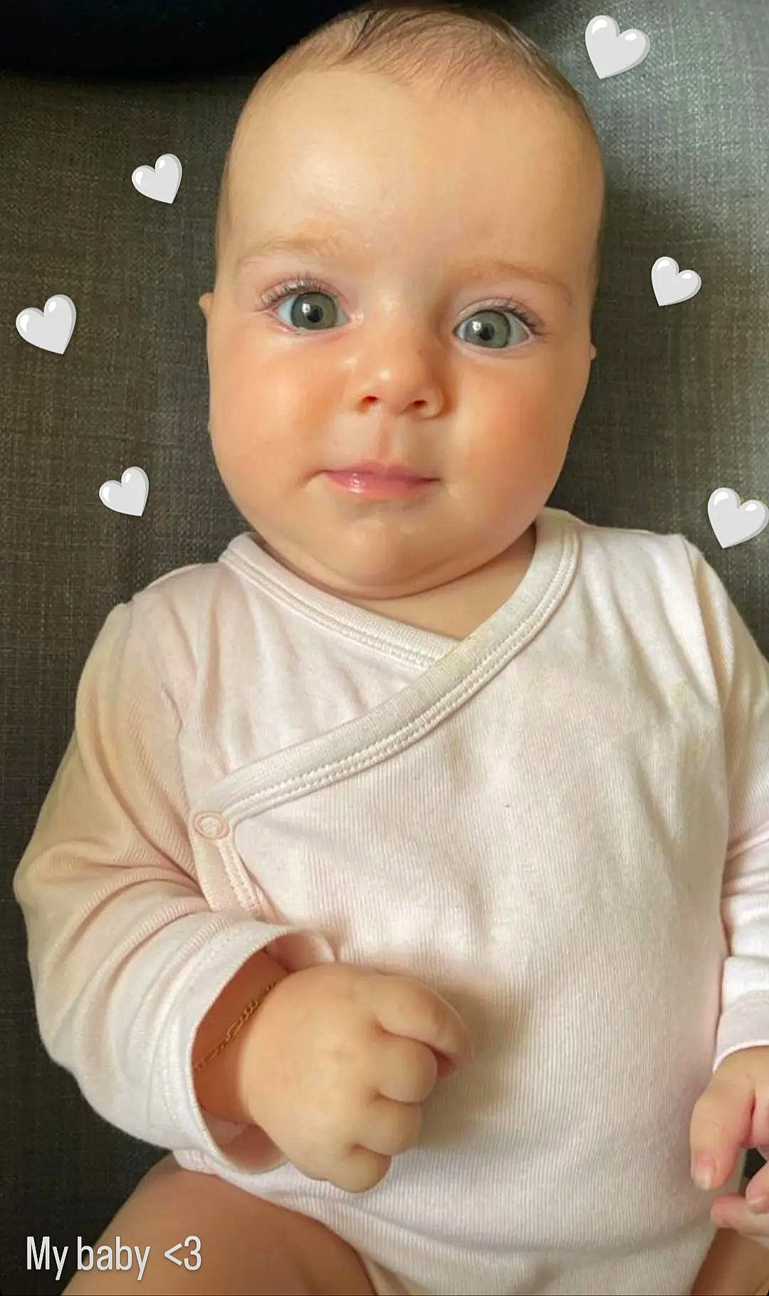 Elea a rejoint le concours — aidez-le/la à gagner de superbes lots ! baby, baby_toddler_clothing, cheek, child, chin, collar, comfort, eyelash, finger, gesture, head, lip, nose, person, product, skin, sleeve, standing, t_shirt, thumb