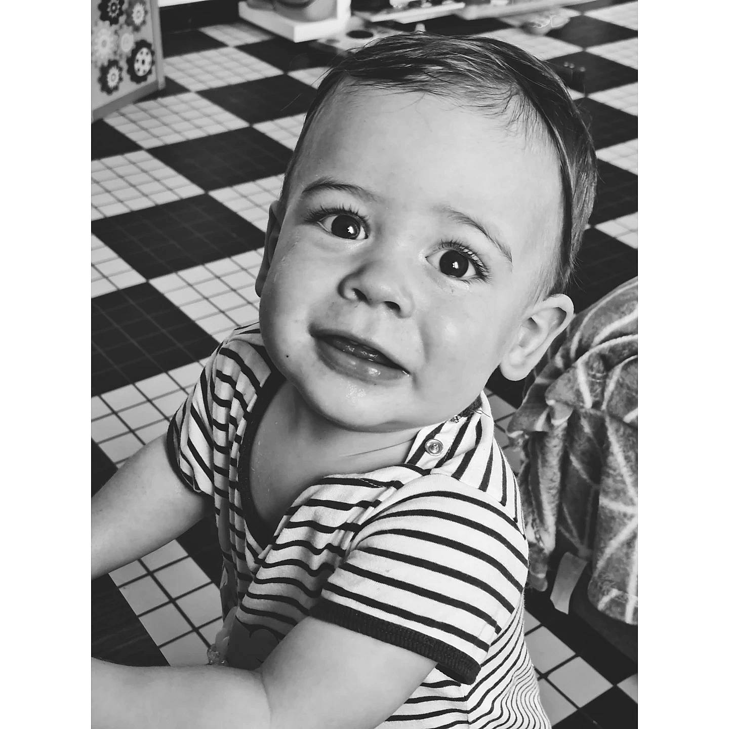 Raphaël a rejoint le concours — aidez-le/la à gagner de superbes lots ! baby, baby_toddler_clothing, black, black_and_white, cool, eyelash, flash_photography, happy, human, iris, monochrome, monochrome_photography, organ, person, photograph, sleeve, smile, snapshot, style, toddler
