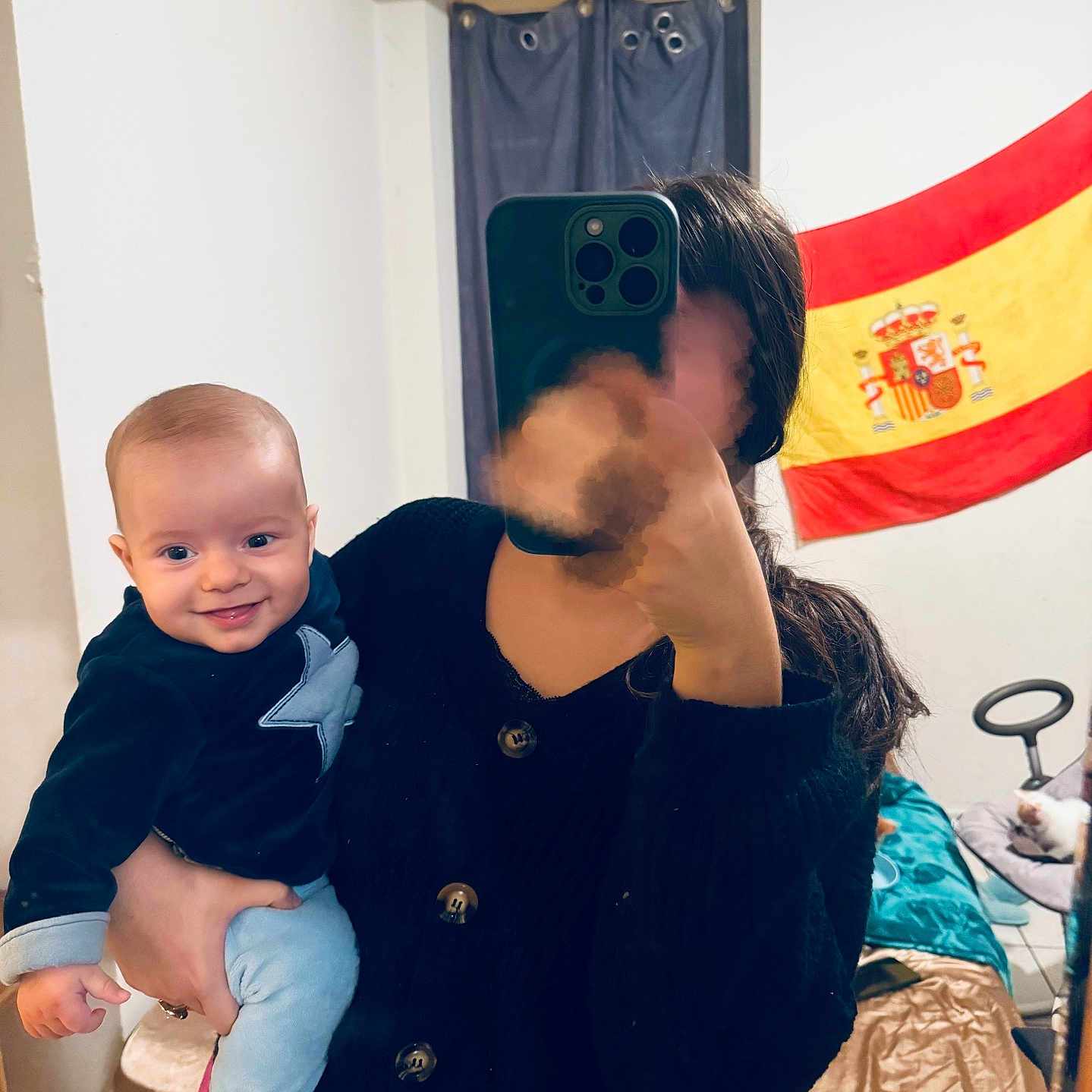 Naïmen a rejoint le concours — aidez-le/la à gagner de superbes lots ! baby, bed, blanket, casual, child, clothing, curtain, flag, furniture, hair, hand, holding, indoor, mirror, person, phone, room, selfie, smile, spanish_flag